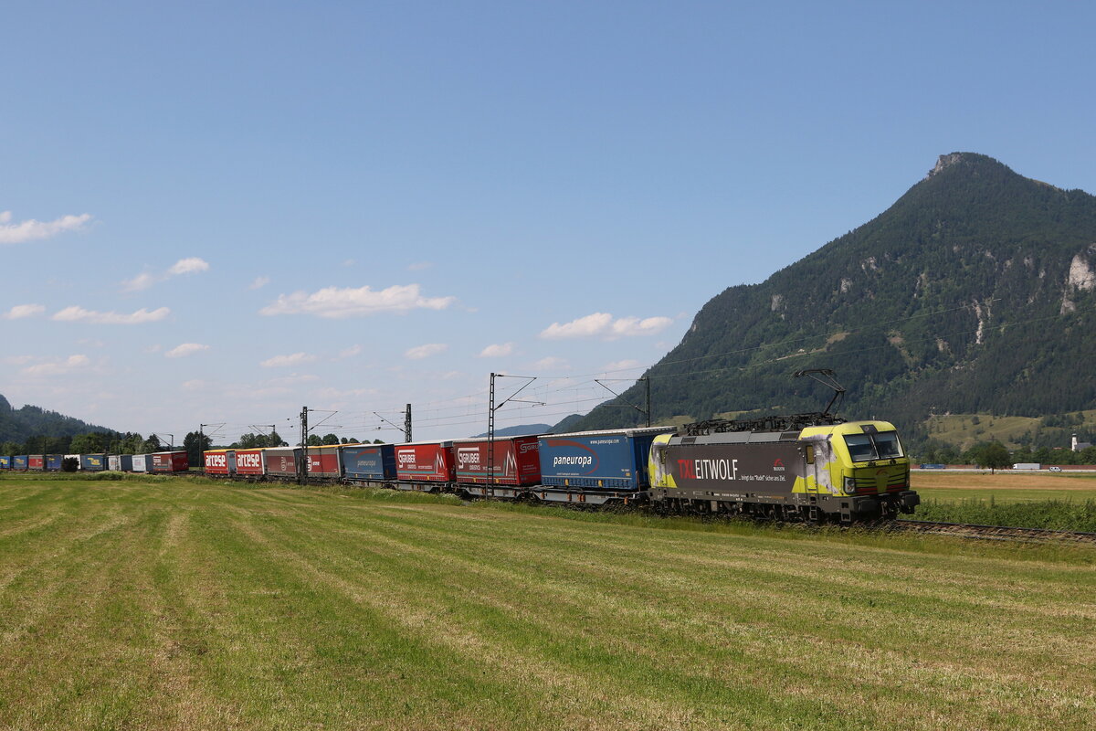 193 554  LEITWOLF  war am 14. Juni 2023 mit einem  KLV  bei Niederaudorf in Richtung Kufstein unterwegs.