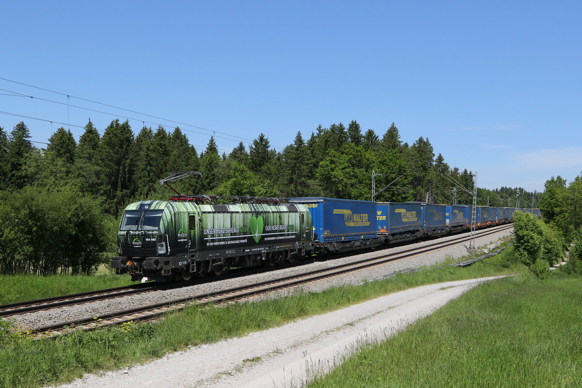 193 582  Unser Herz schlgt Grn  aus Salzburg kommend am 1. Juni 2021 bei Grabensttt im Chiemgau.