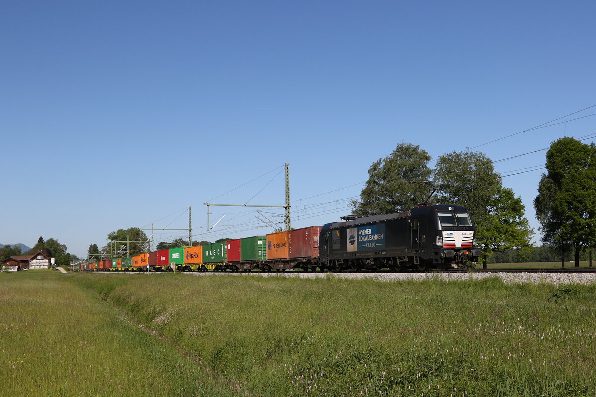 193 605 der  WLC  mit einem Containerzug aus Mnchen kommend bei bersee am Chiemsee.