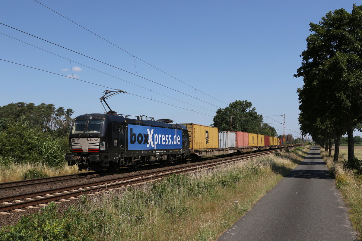 193 608 mit einem Containerzug am 26. Juni 2020 bei Drverden.