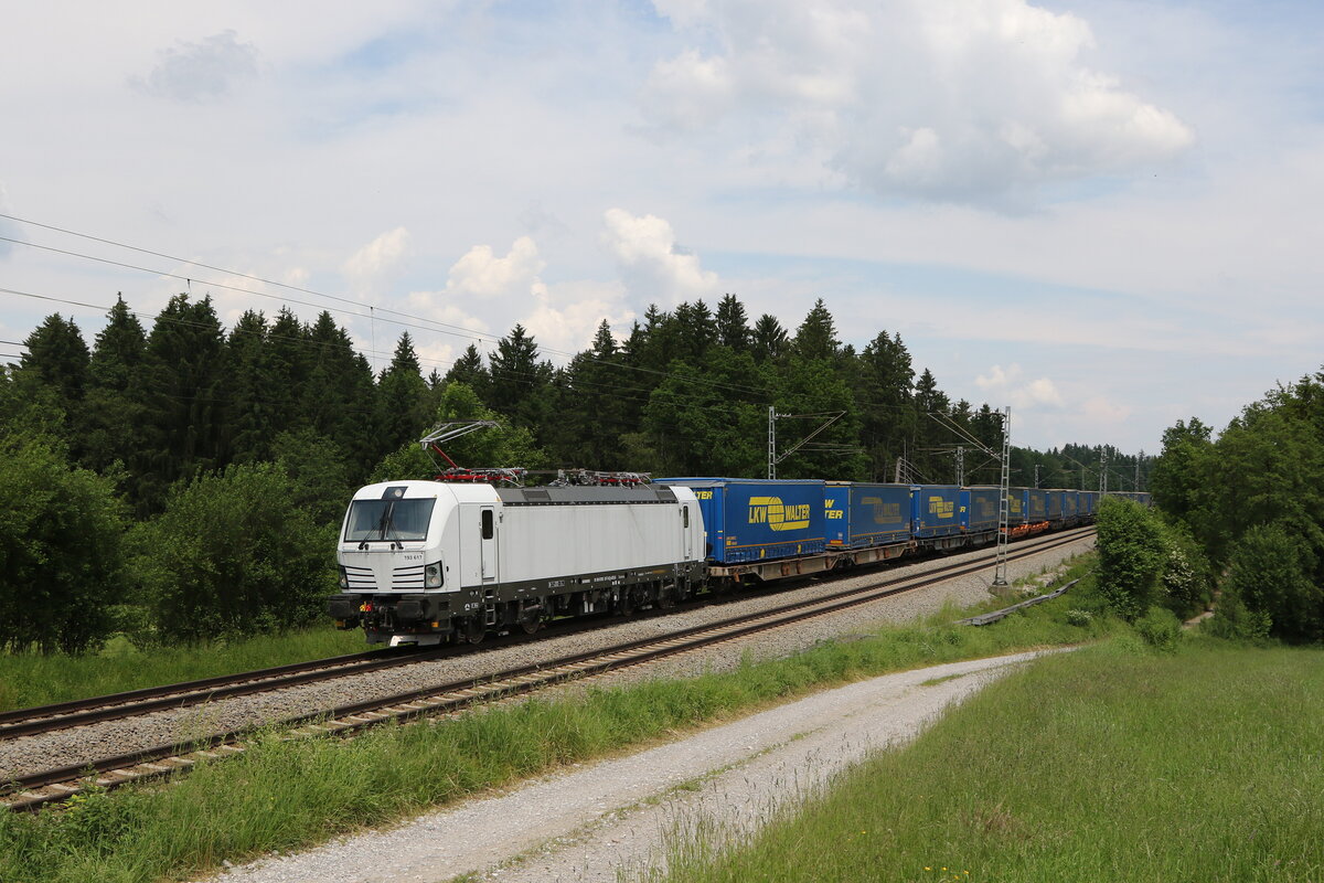 193 617 war mit dem  Walter-KLV  am 8. Juni 2021 bei Grabensttt in Richtung Mnchen unterwegs.