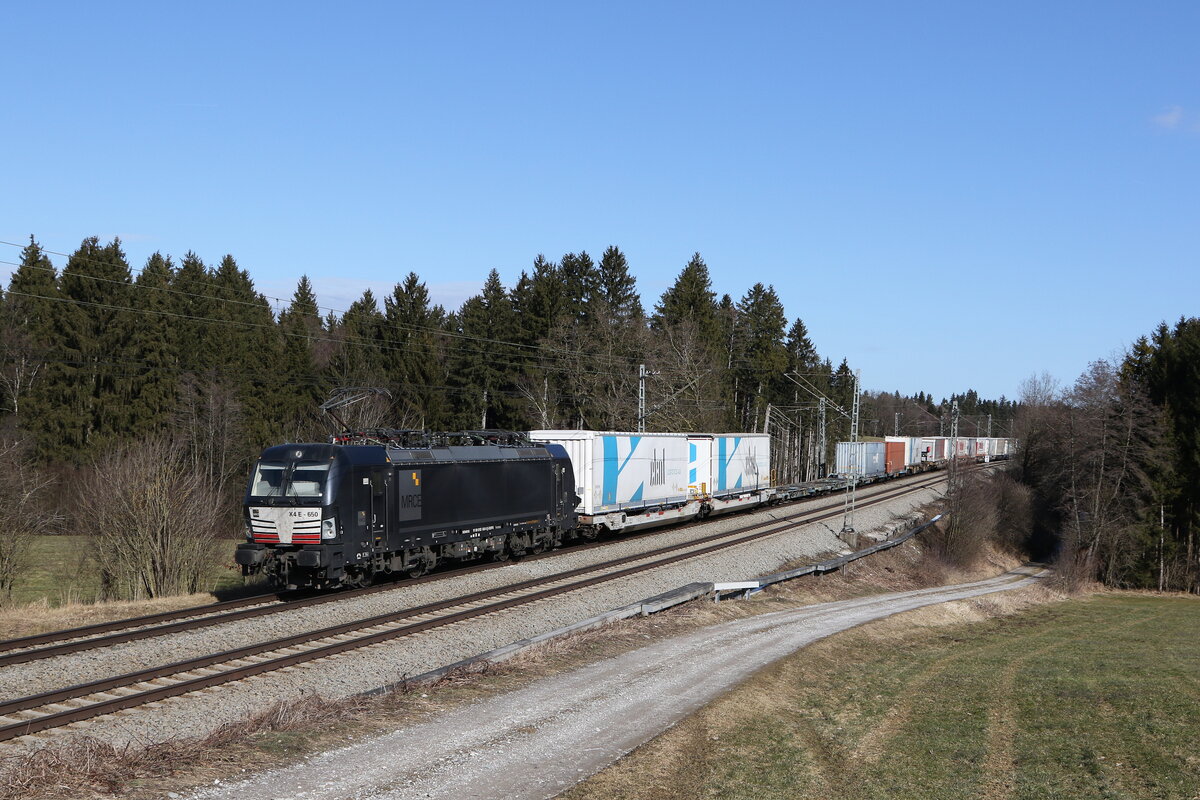 193 650 mit dem  Ekol  aus Salzburg kommend am 14. Februar 2022 bei Grabensttt im Chiemgau.