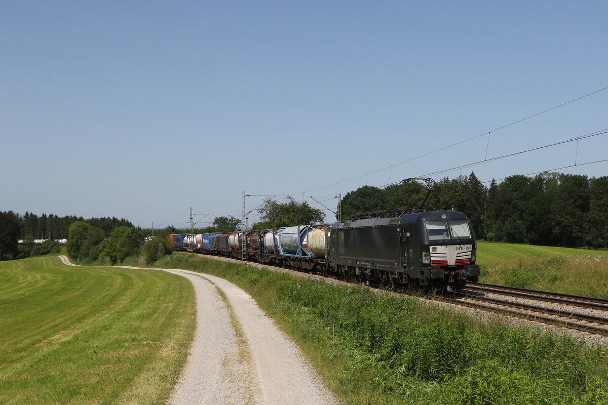 193 653 war am 19. Juni 2022 mit einem  KLV  bei Grabenstätt in Richtung Freilassing unterwegs.