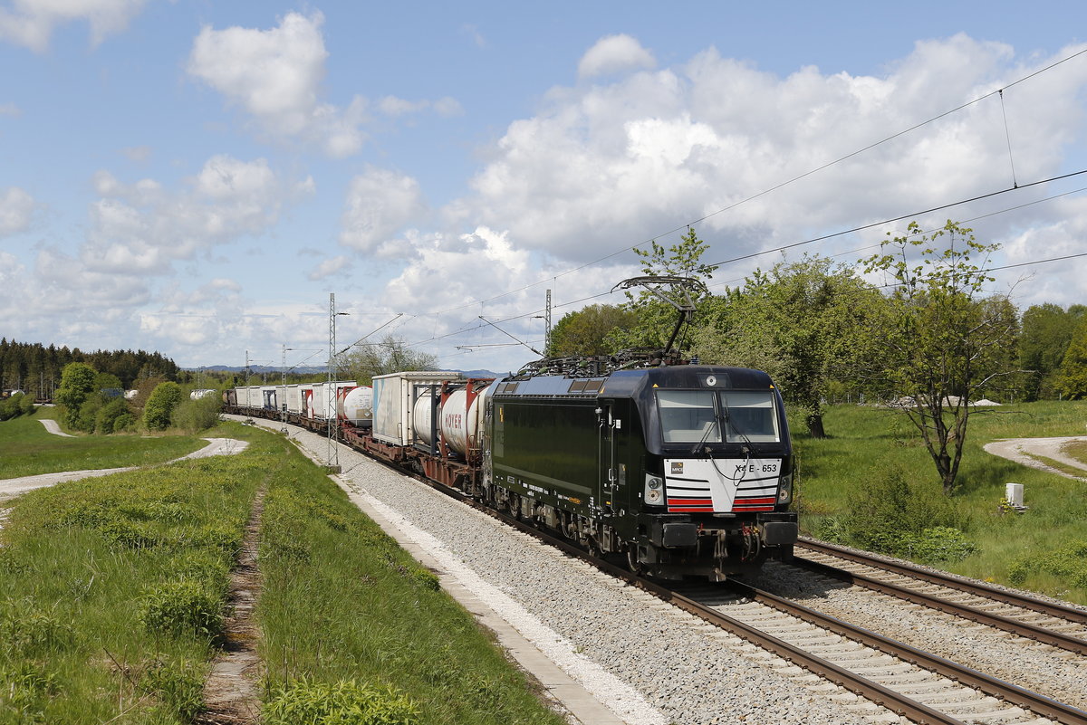 193 653 war am 9. Mai 2019 mit einem  KLV  bei Grabensttt in Richtung Salzburg unterwegs.