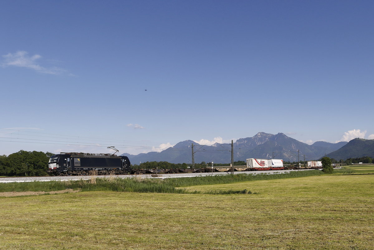 193 663 mit dem  Mars-Zug  am 8. Mai 2018 bei Bernau am Chiemsee.