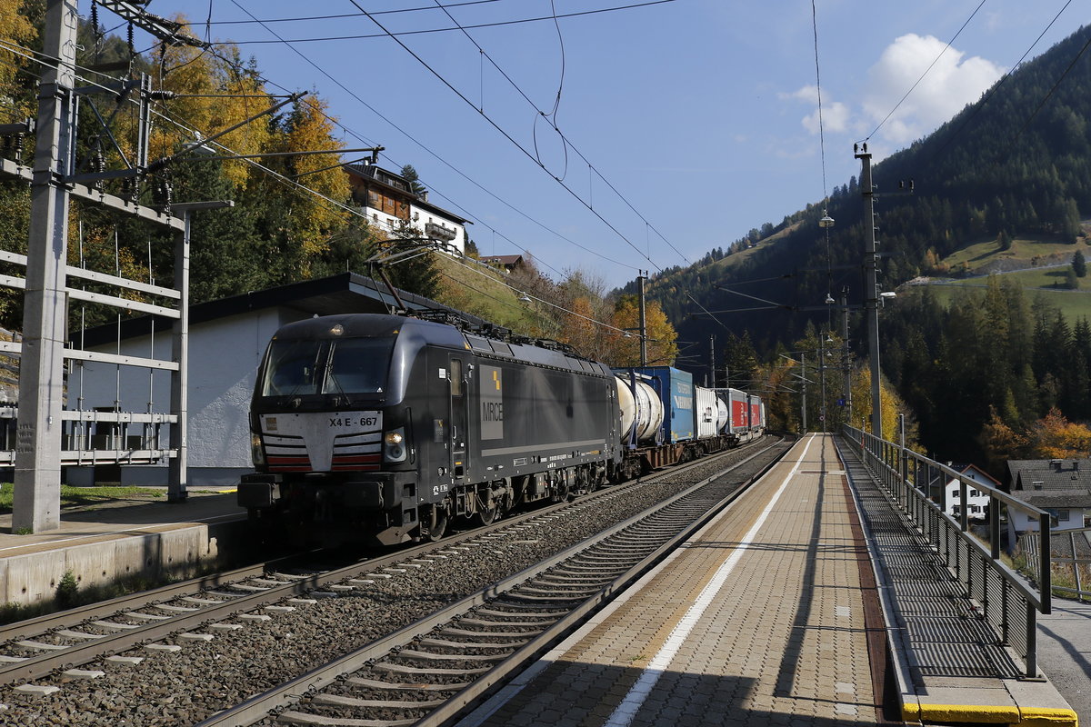 193 667 mit einem  KLV  vom Brenner kommend am 16. Oktober 2018 in St. Jodok.