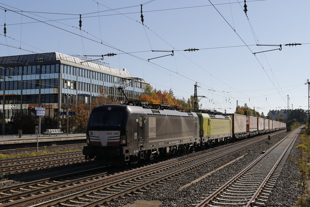 193 669 und 193 xxx mit dem  Mars- Zug am 16. Oktober 2018 in Mnchen-Heimeranplatz.