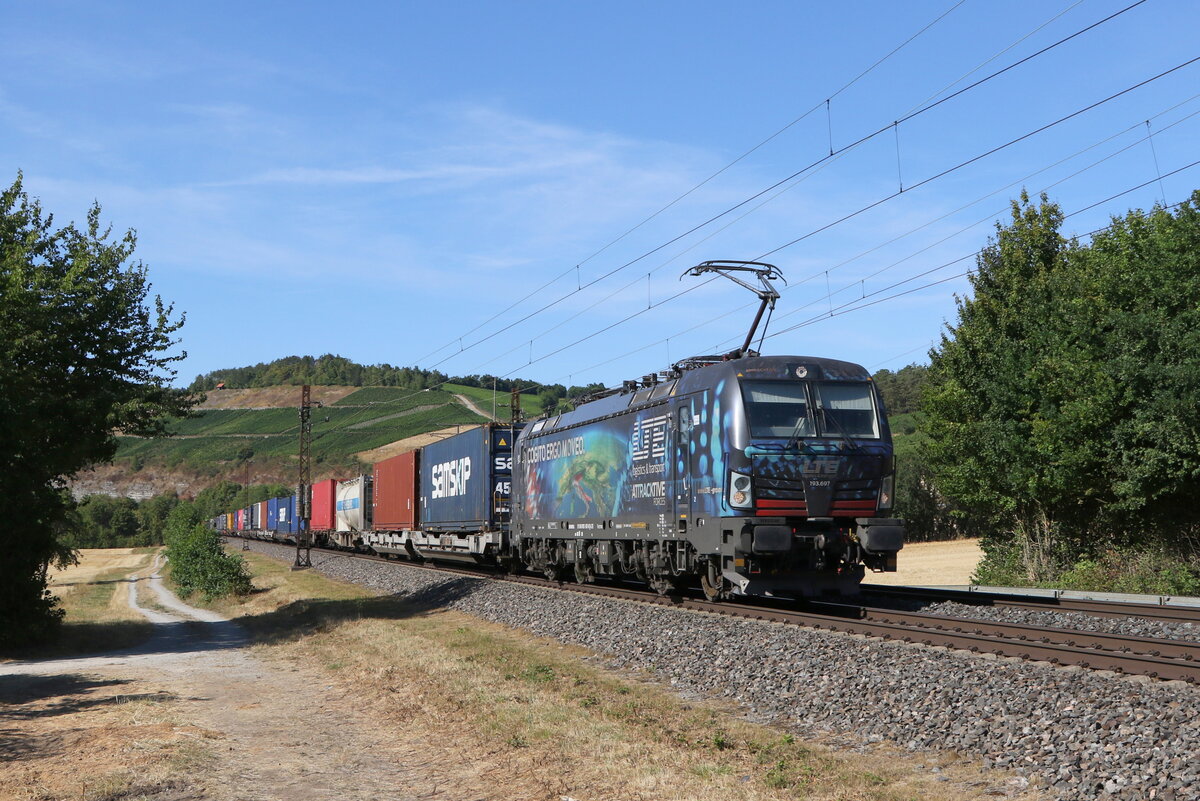 193 697 von  LTE  mit einem Containerzug am 7. August 2022 bei Himmelstadt am Main.