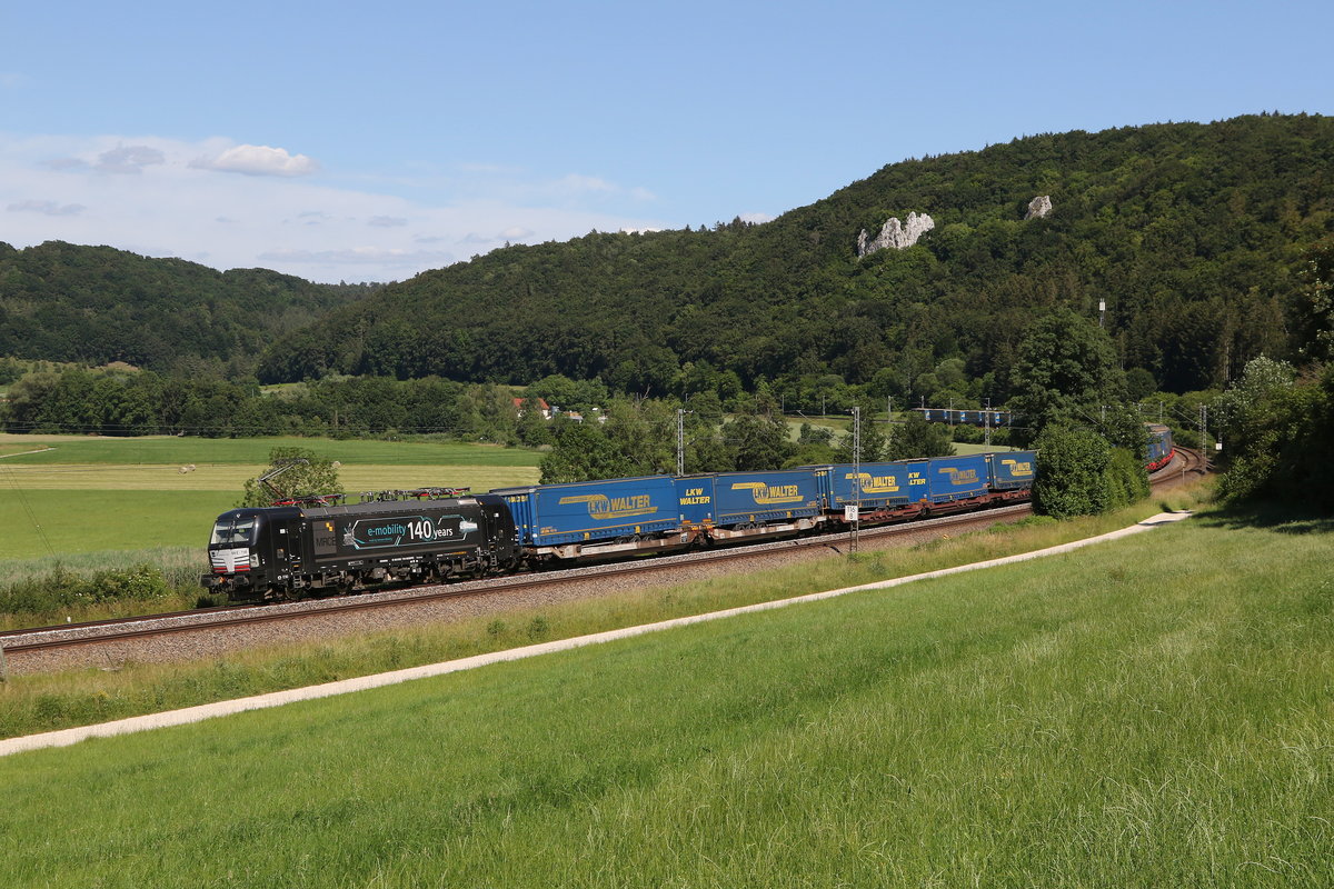 193 710 mit dem  Walter-Zug  am 24. Juni 2020 aus Ingolstadt kommend bei Dollnstein im Altmhltal.