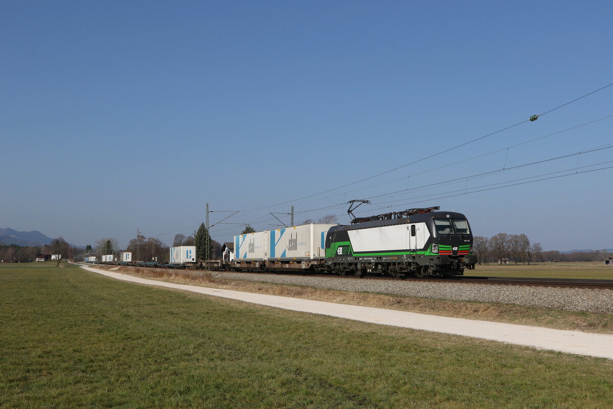 193 745 war am 28.Mrz 2022 mit dem  ECCO-Ekol  bei bersee am Chiemsee in Richtung Salzburg unterwegs.