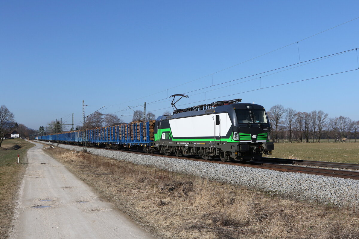 193 761 mit einem Holzzug aus Mnchen kommend am 28. Februar 2022 bei bersee am Chiemsee.