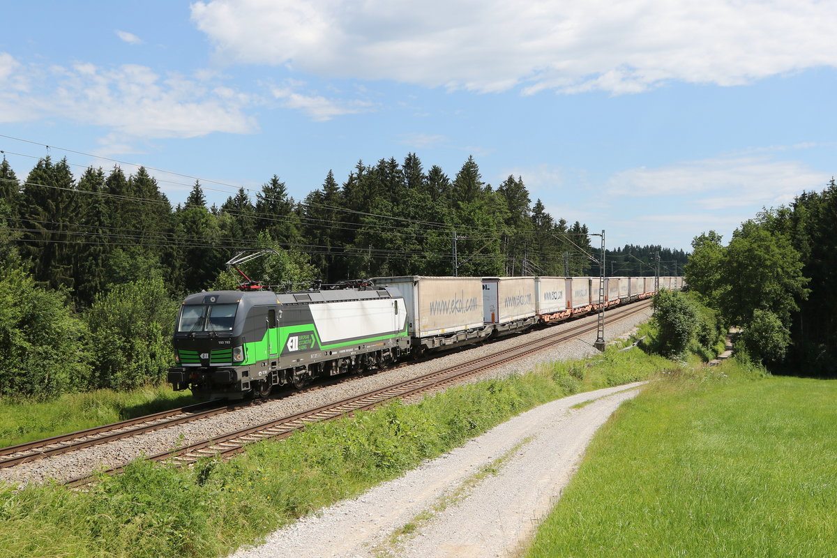 193 763 mit dem  EKOL  aus Salzburg kommend am 1. Juli 2020 bei Grabensttt im Chiemgau.