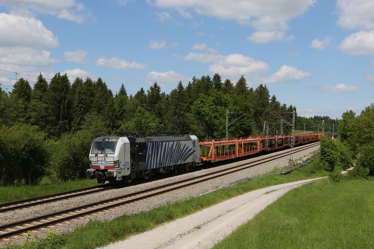 193 771 mit einem leeren Autozug aus Salzburg kommend am 30. Mai 2021 bei Grabensttt.