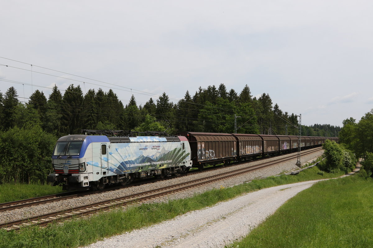 193 773  150 Jahre Brennerbahn  mit einem Schiebewandwagenzug aus Salzburg kommend am 22. Mai 2020 bei Grabensttt im Chiemgau.