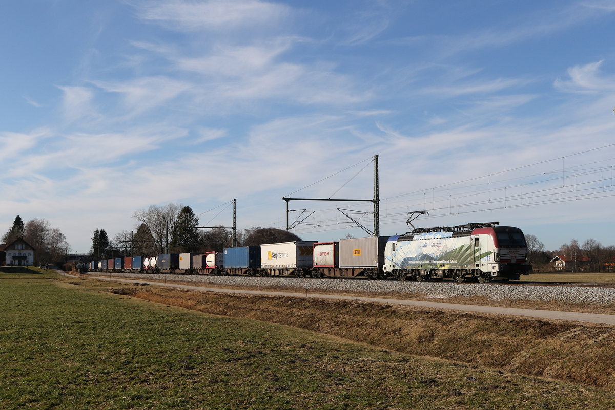 193 773  150 Jahre Brennereisenbahn  war am 16. Januar 2020 mit einem  KLV  bei bersee am Chiemsee in Richtung Salzburg unterwegs. 