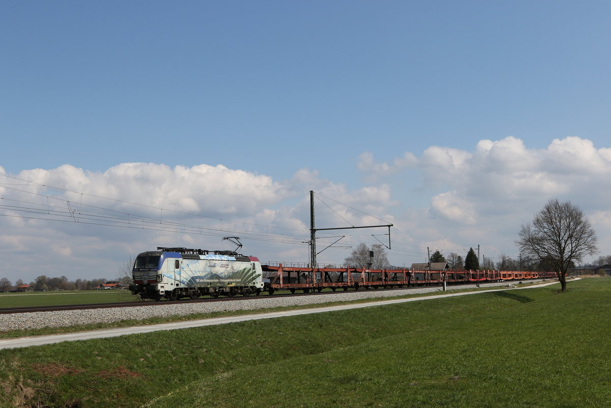 193 773 mit einem Autoleerzug aus Salzburg kommend am 16. April 2021 bei bersee am Chiemsee.