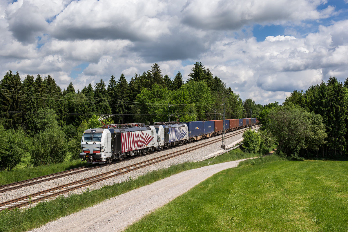 193 774 und 193 771 mit einem Containerzug am 25. Mai 2017 bei Grabensttt.