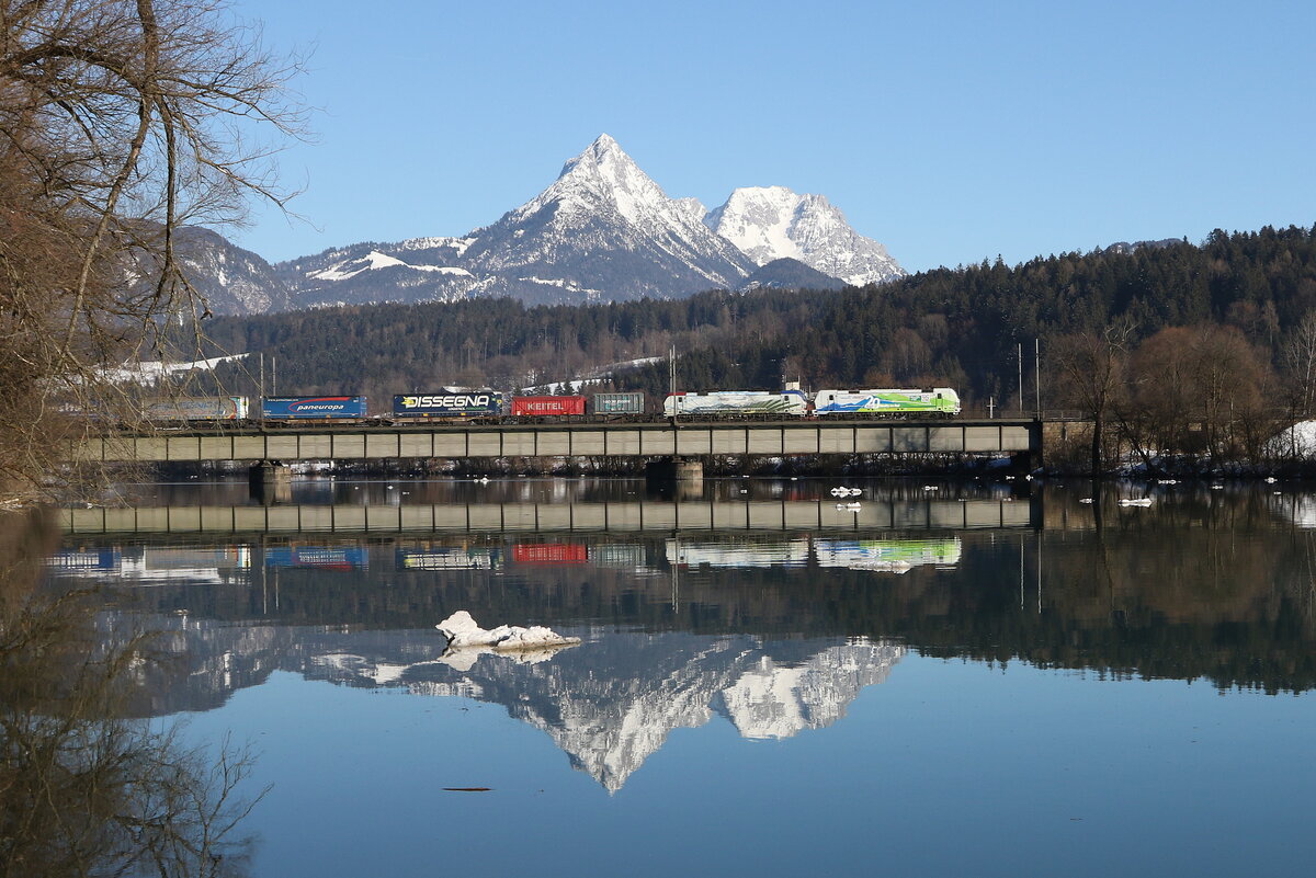 193 774 und 193 773 berqueren bei Langkampfen den Inn in Richtung Brenner.