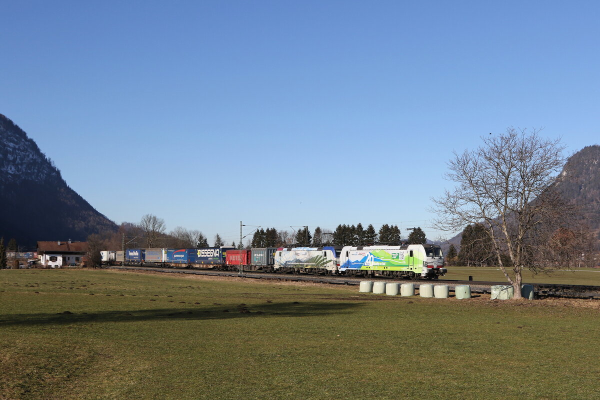 193 774 und 193 773 waren am 9. Februar 2022 bei Niederaudorf im Inntal in Richtung Brenner unterwegs.