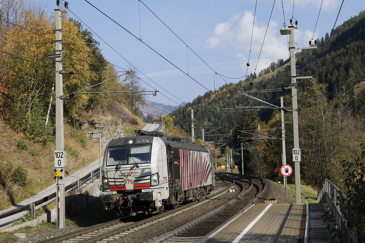 193 775 kam kurze Zeit spter alleine vom Brenner zurck. Aufgenommen am 16. Oktober 2018 in St. Jodok.