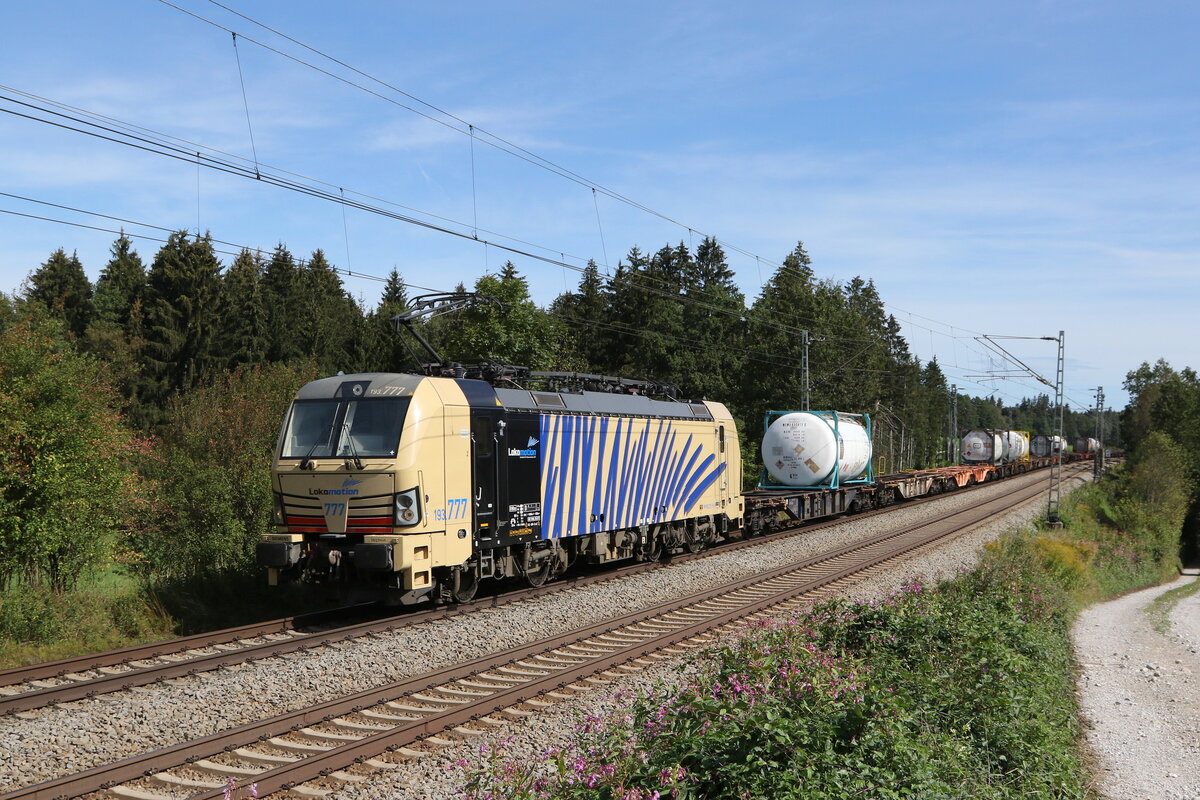 193 777 mit einem schwach beladenem Containerzug aus Freilassing kommend am 13. September 2022 bei Grabensttt.