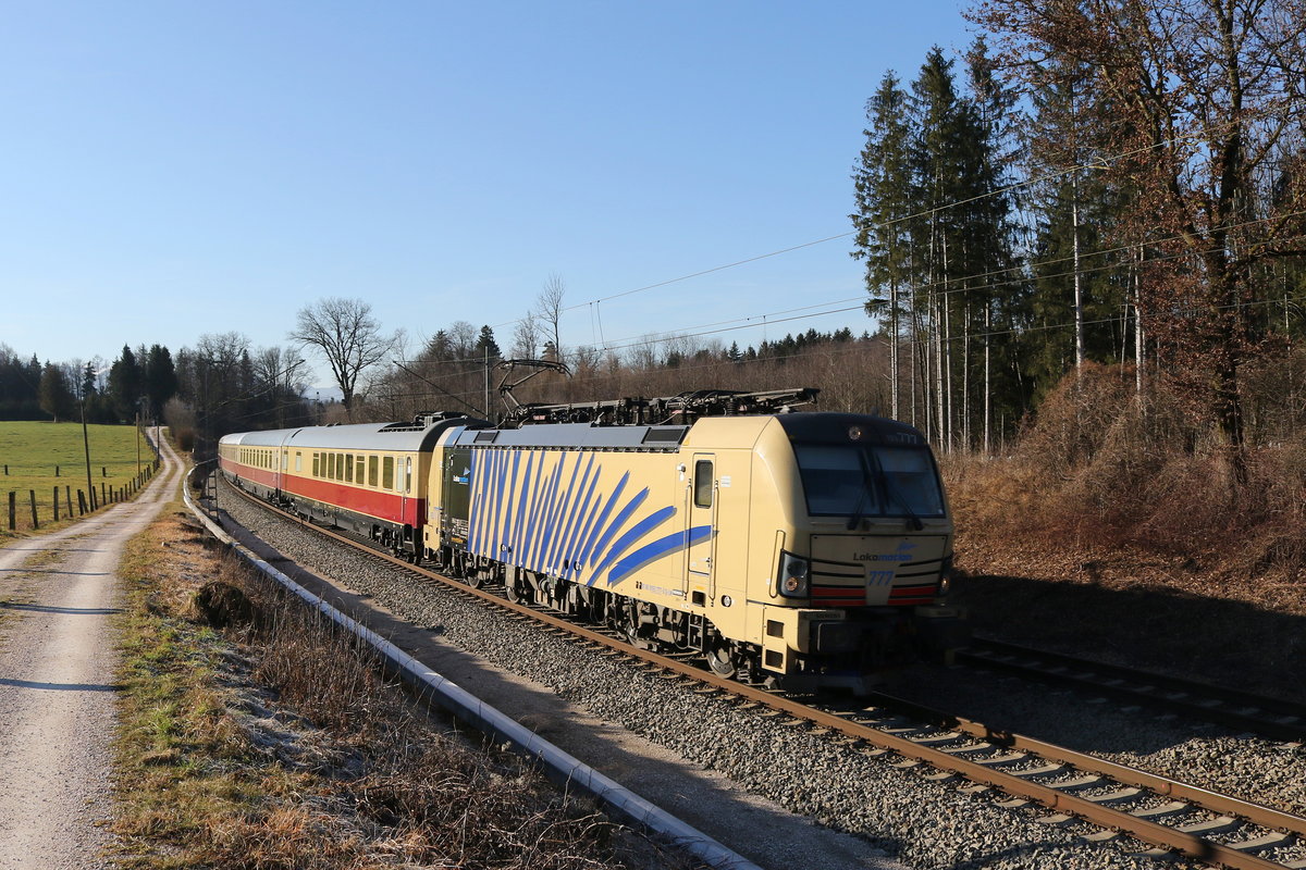 193 777 war mit dem  AKE-Rheingold  am 29. Dezember 2019 bei Grabensttt in Richtung Wrthersee unterwegs.