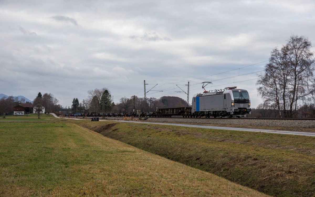 193 827 auf dem Weg nach Salzburg am 28. Dezember 2016 bei bersee am Chiemsee.