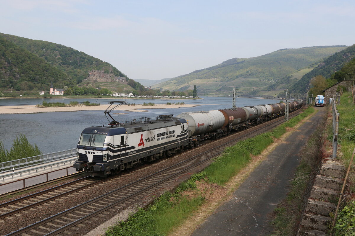 193 828 von  RETRACK  mit einem Kesselwagenzug am 3. Mai 2022 bei Assmannshausen am Rhein.