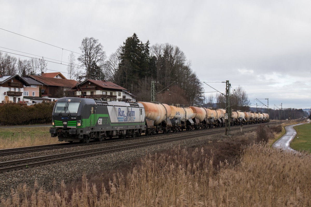 193 832-3 war am 5. Januar 2016 mit einem Knick-Kesselwagenzug bei Weisham in Richtung Salzburg unterwegs.