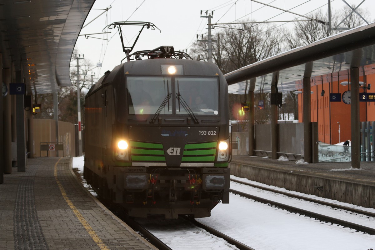 193 832 durchfährt als Lokzug am 5. Januar 2015 den Bahnhof von Salzburg/Parsch.