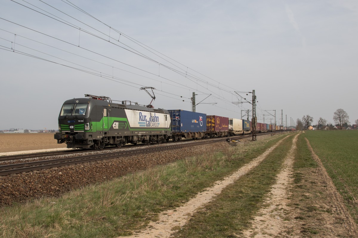 193 832 ist mit einem Containerzug am 9. April 2015 in Richtung Regensburg unterwegs.