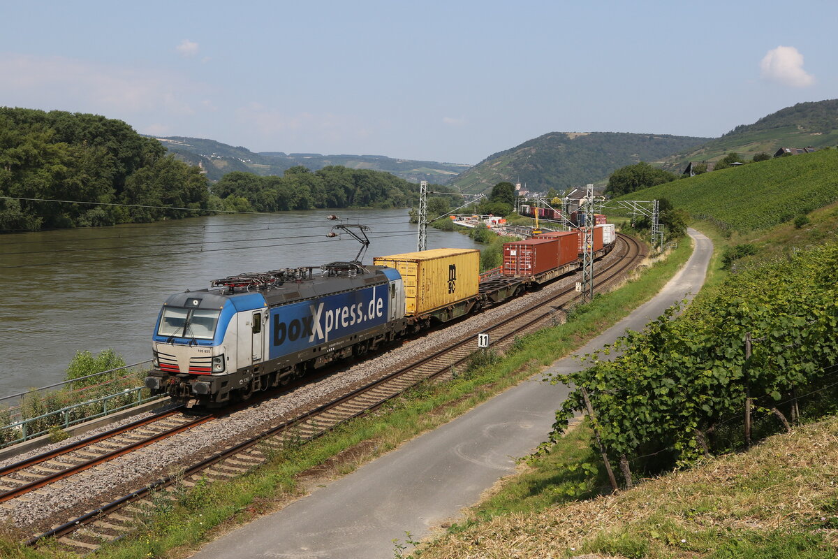 193 835 von  BoxXpress  mit einem Containerzug am 23. Juli 2021 bei Lorch.