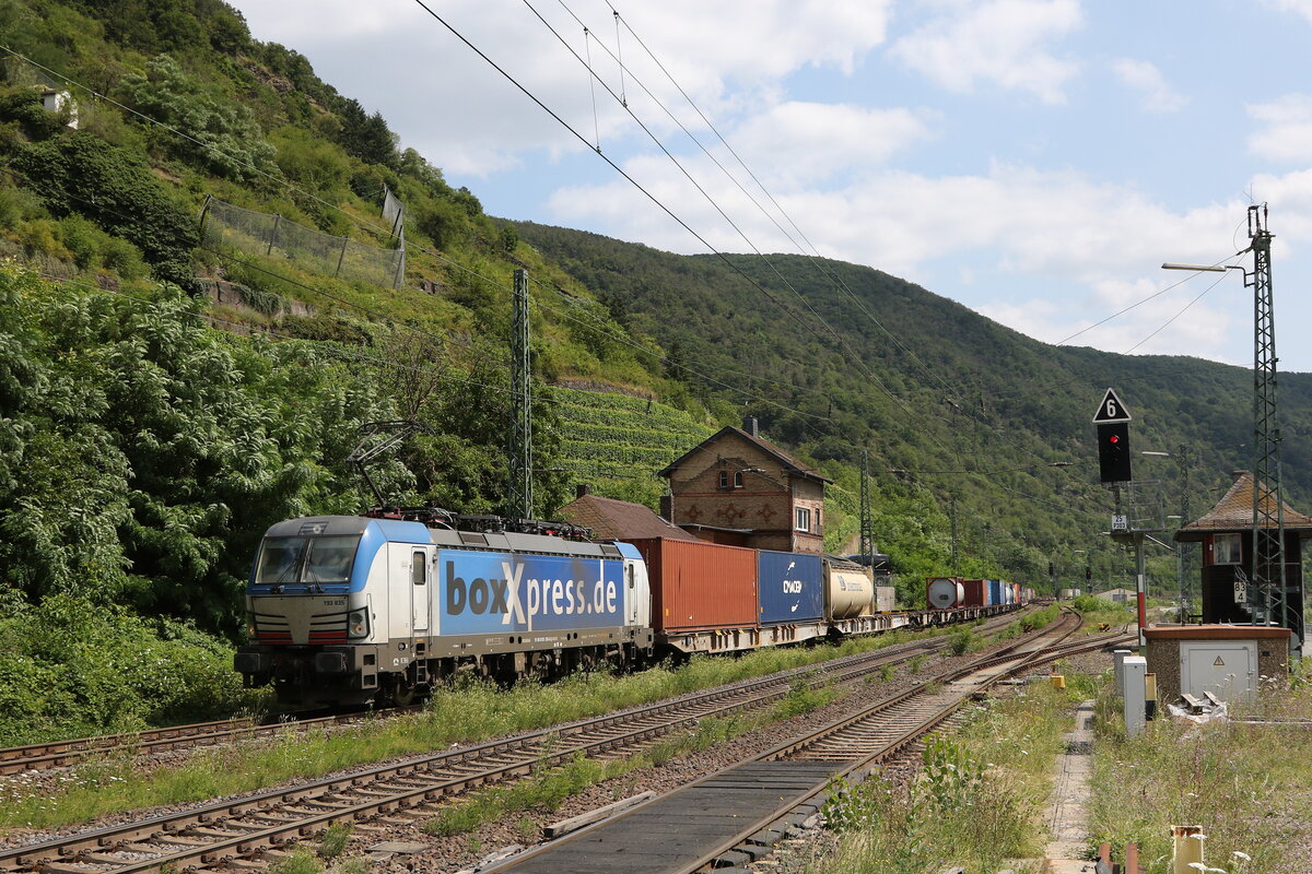 193 835 mit einem Containerzug am 22. Juli 2021 bei Kaub am Rhein.