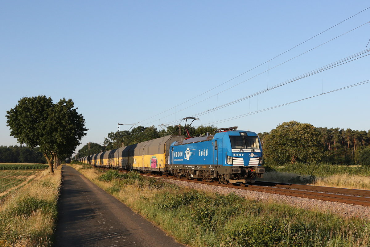 193 838 der  EGP  mit einem Autozug am 26. Juni 2020 bei Drverden.