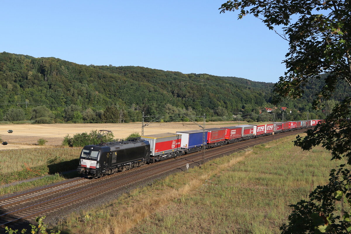 193 852 von  MRCE  mit dem  ARCESE-KLV  aus Gemnden kommend am 6. August 2022 bei Harrbach.