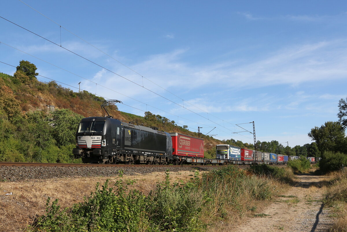 193 852 von  MRCE  mit einem  KLV  aus Wrzburg kommend am 7. August 2022 bei Himmelstadt.