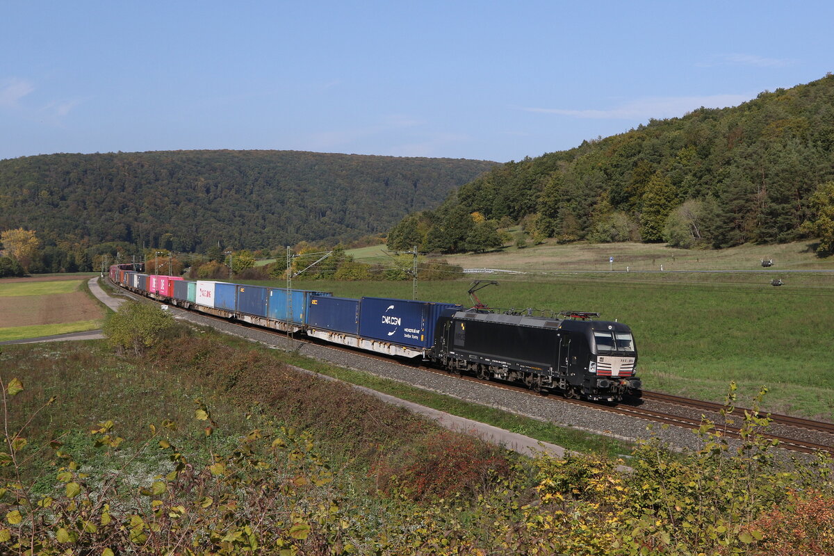 193 855 von  MRCE  mit einem Containerzug am 12. Oktober 2022 bei Harrbach im Maintal.