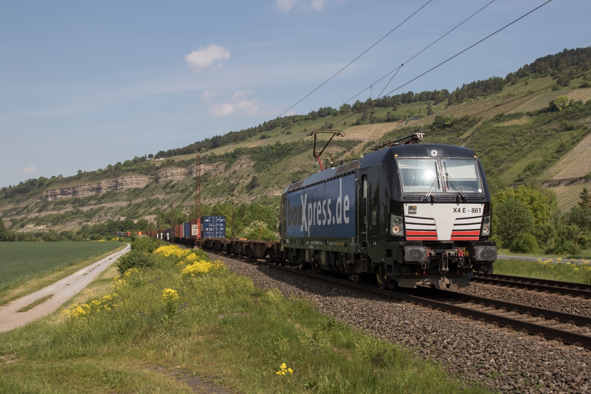 193 861 mit einem Containerzug am 14. Mai 2015 bei Thngersheim.