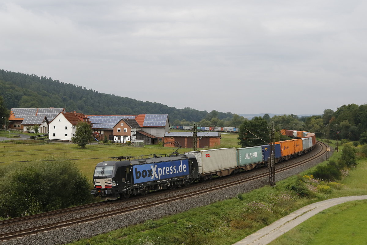 193 863  BoxXpress  mit einem Containerzug am 10. August 2017 bei Hermannspiegel.