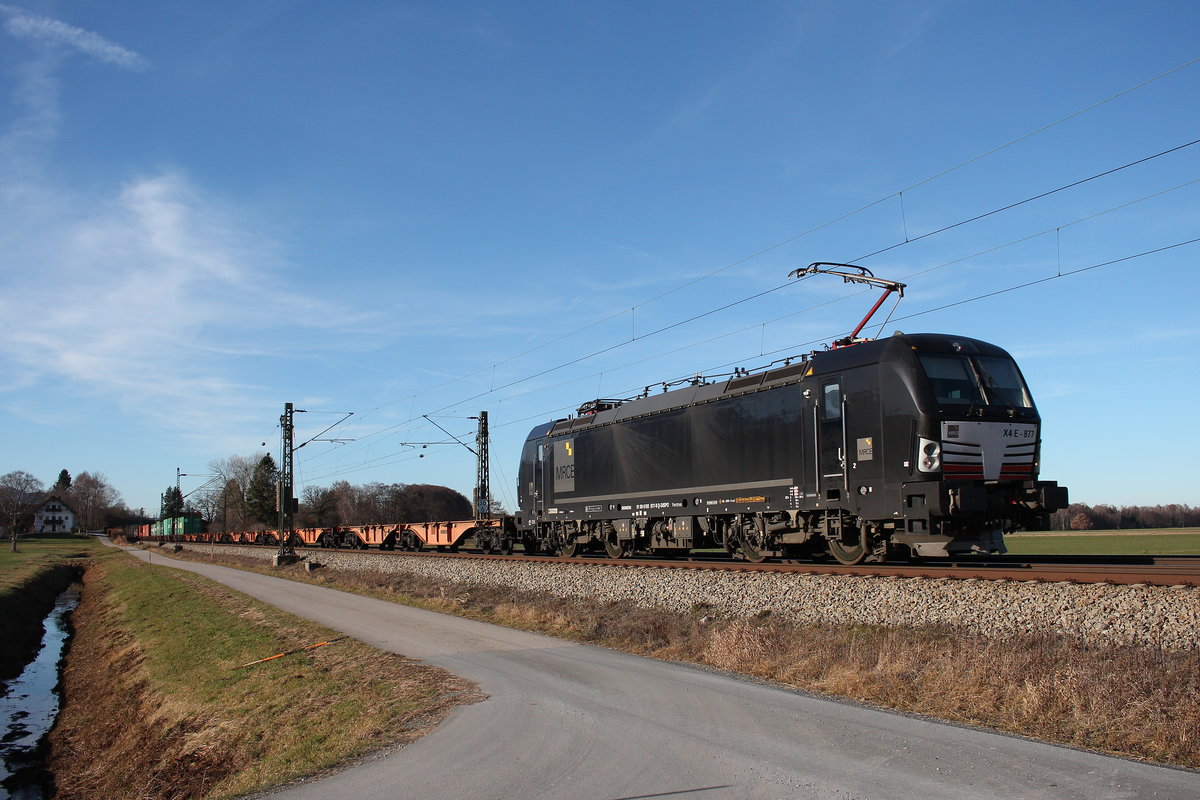 193 877-8 mit einem mig beladenem Containerzug am 10. Dezember 2016 bei bersee am Chiemsee.