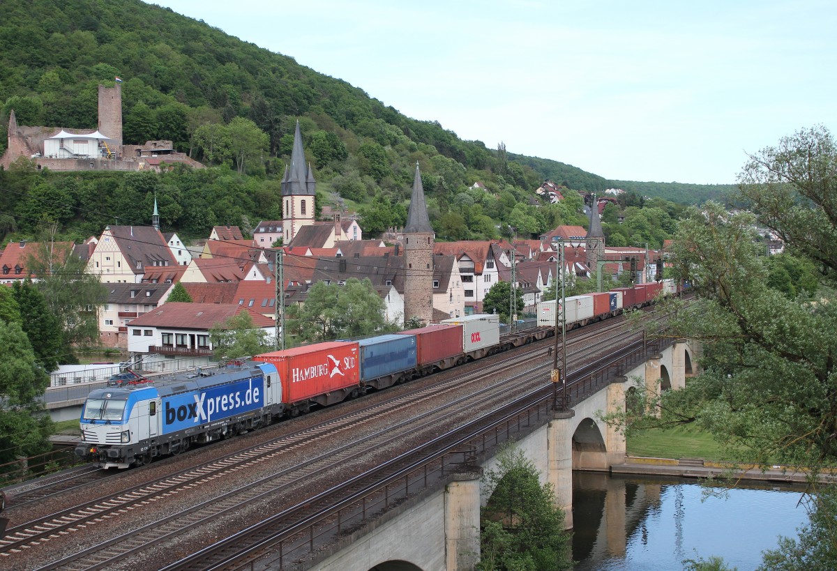 193 882 mit einem Containerzug am 15. Mai 2015 in Gemnden im Maintal.