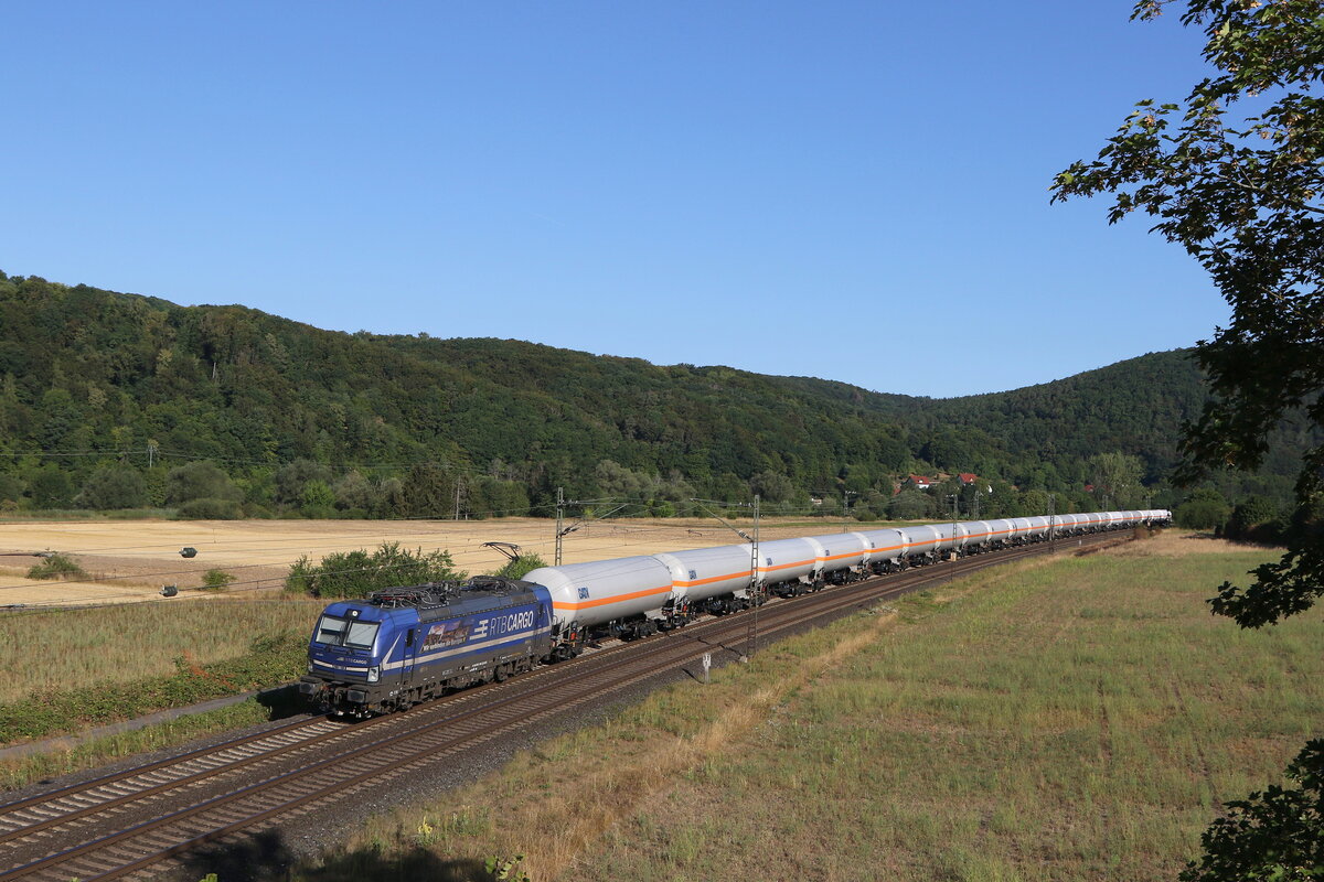 193 944 mit Druckgaskesselwagen am 6. August 2022 bei Harrbach im Maintal.