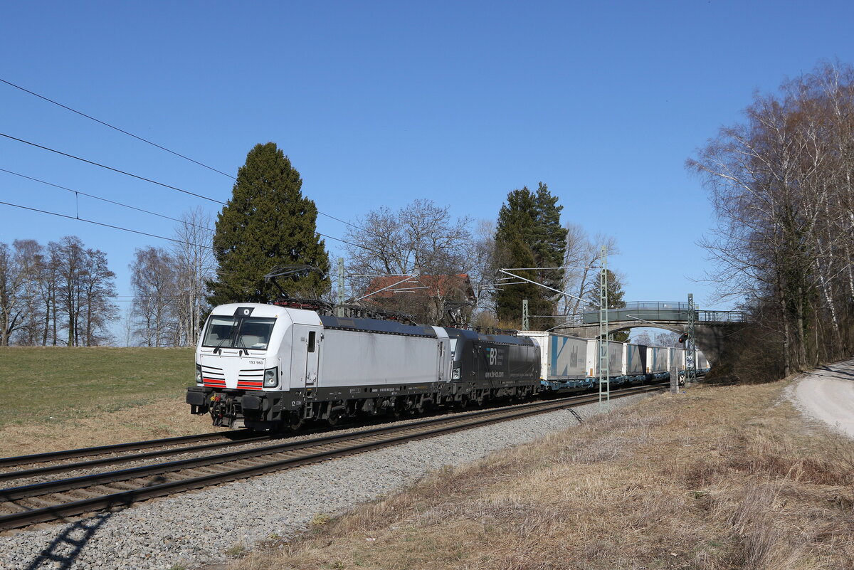 193 960 & 193 202 von  BR ICS  mit dem  ECCO-Ekol  aus Salzburg kommend am 23. Mrz 2022 bei bersee am Chiemsee.