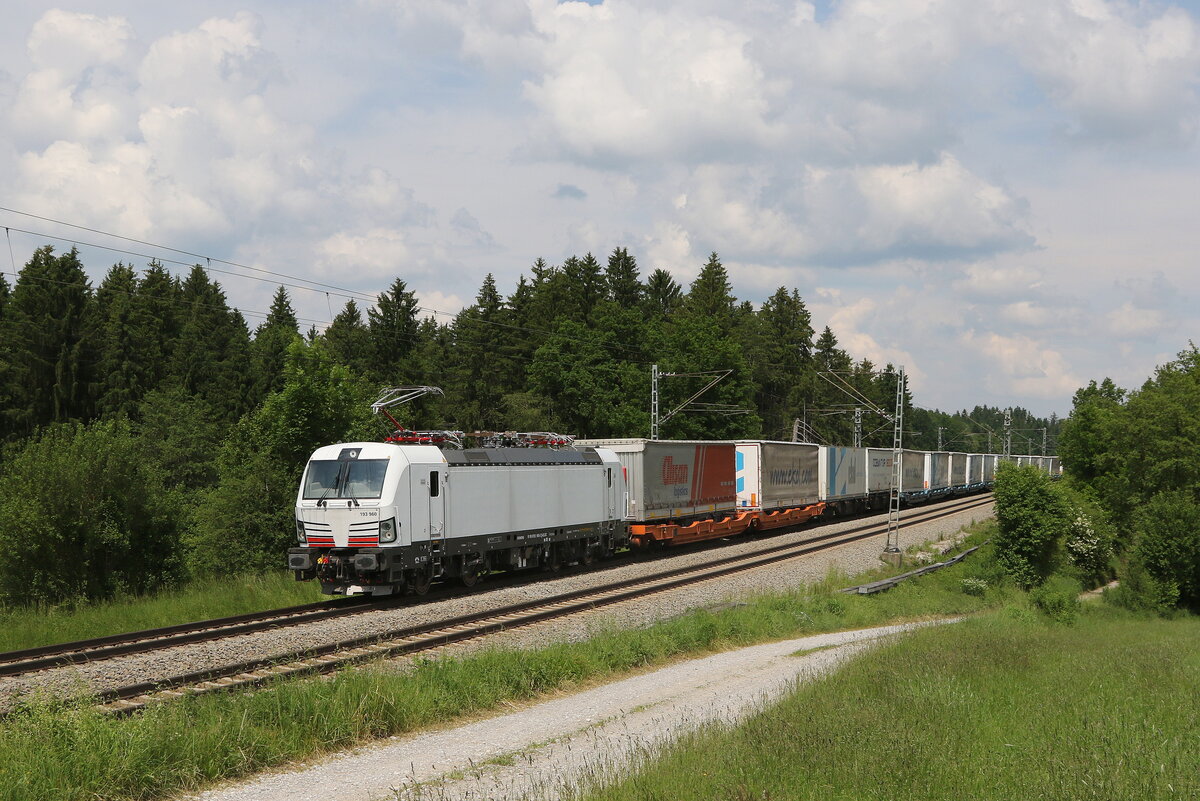 193 960 mit dem  Ekol  aus Salzburg kommend am 8. Juni 2021 bei Grabensttt im Chiemgau.