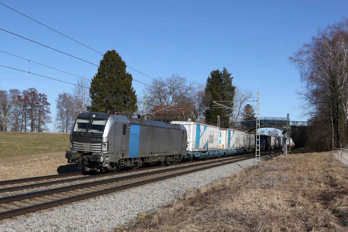 193 990 mit dem  Ekol  auf dem Weg nach Mnchen am 13. Februar 2022 bei bersee am Chiemsee.