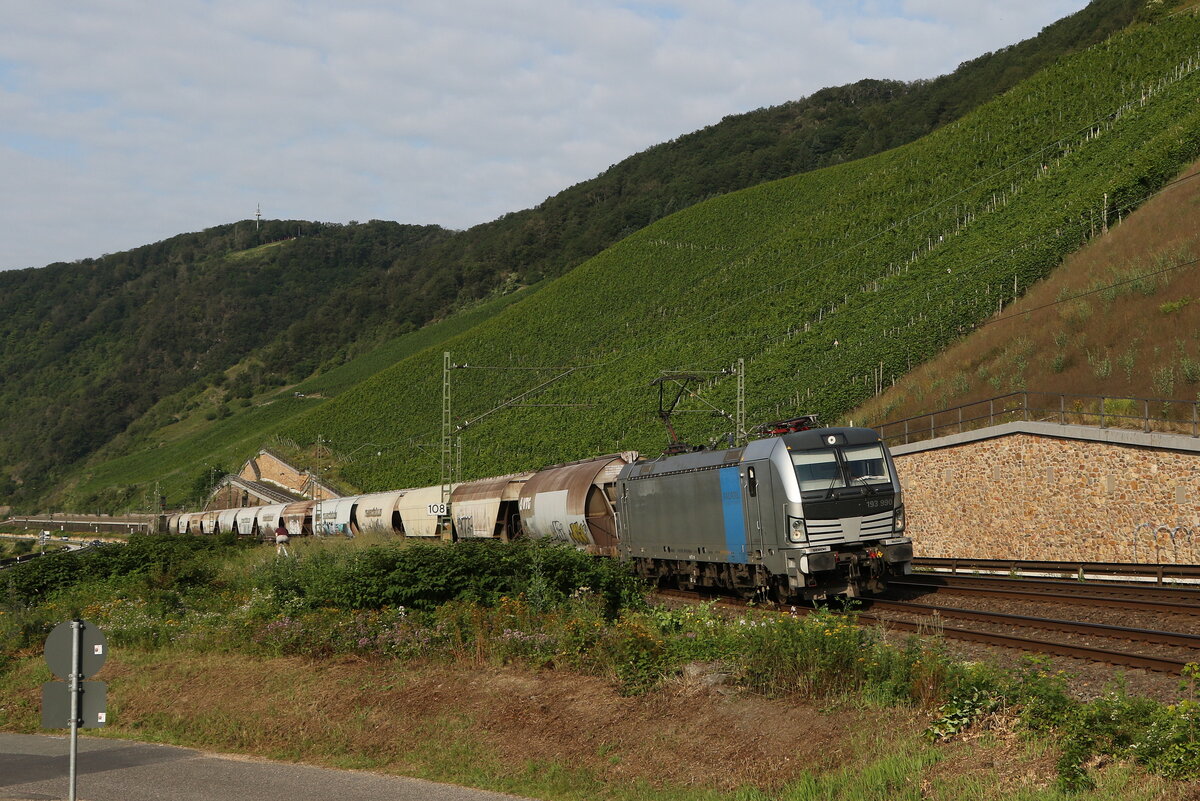 193 990 mit Schttgutwagen am 22. Juli 2021 bei Boppard am Rhein.