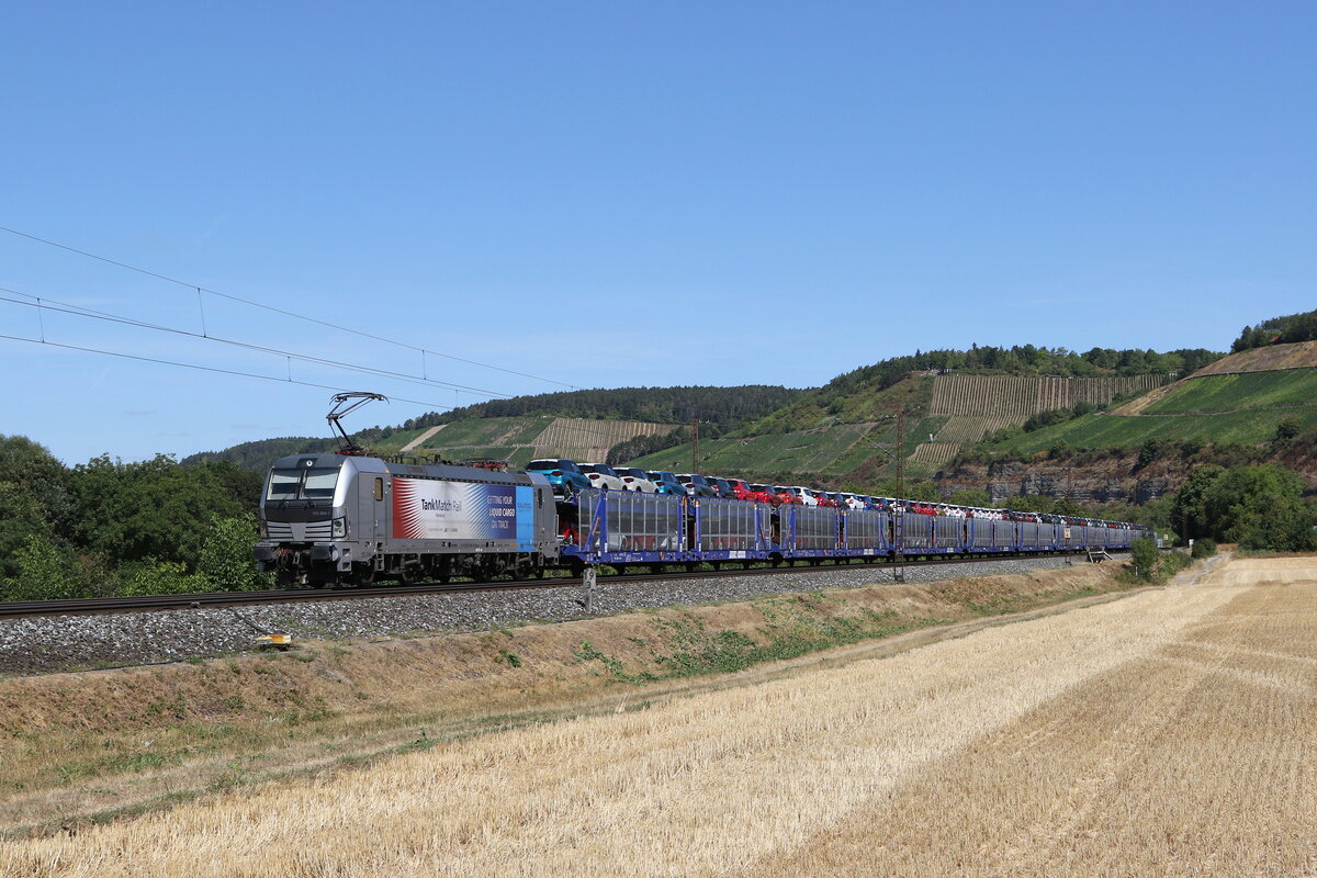 193 994 von  Tank Match Rail  mit einem Autozug aus Gemnden kommend am 7,. August 2022 bei Himmelstadt am Main.