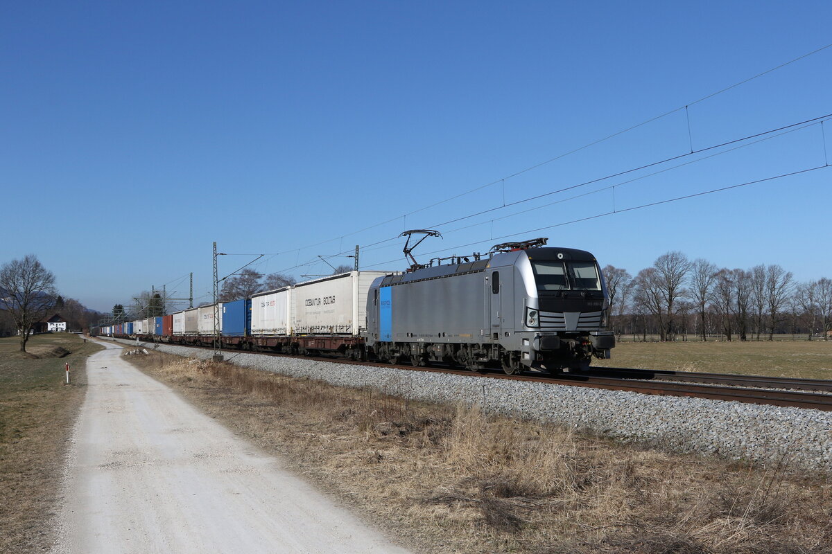 193 998 mit einem  KLV  aus Mnchen kommend am 9. Mrz 2022 bei bersee am Chiemsee.