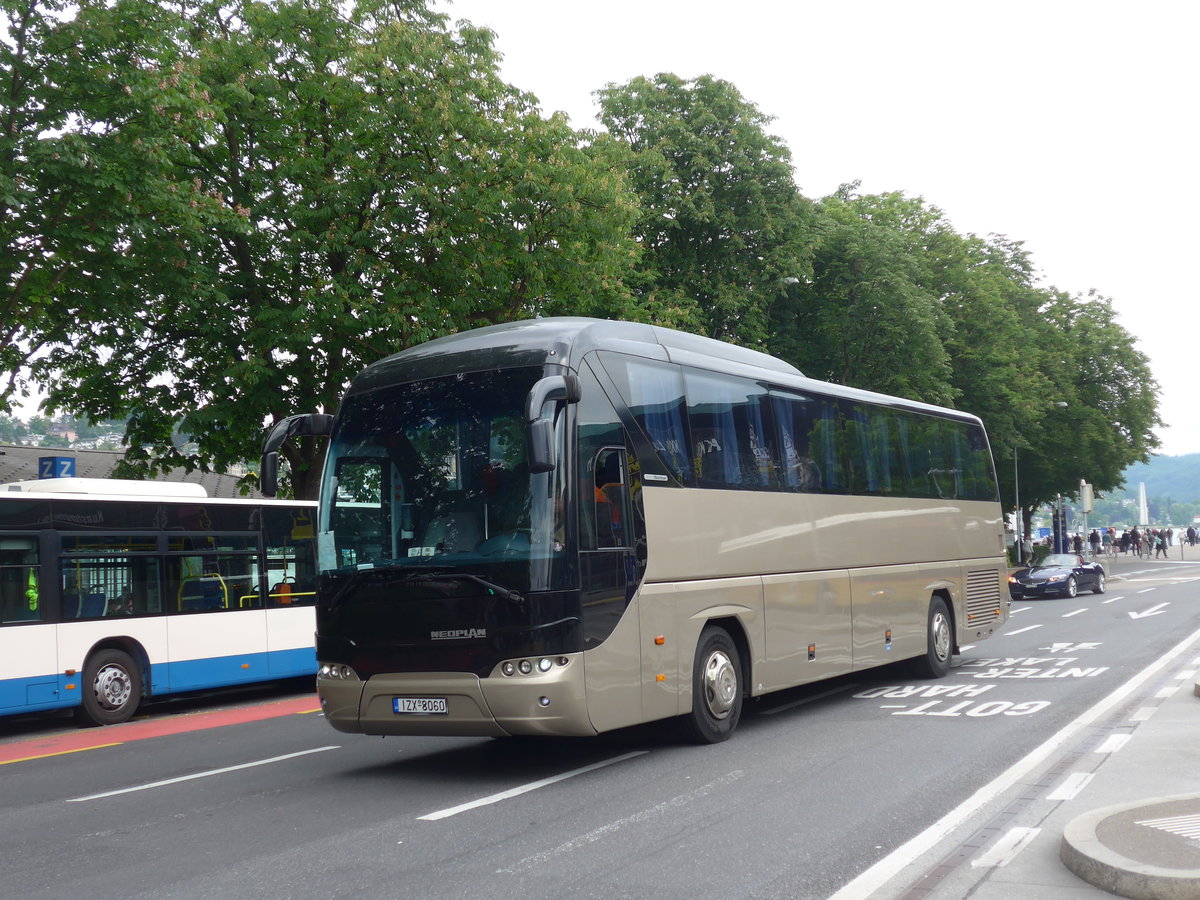 (193'261) - Aus Griechenland: ??? - IZX-8060 - Neoplan am 20. Mai 2018 beim Bahnhof Luzern