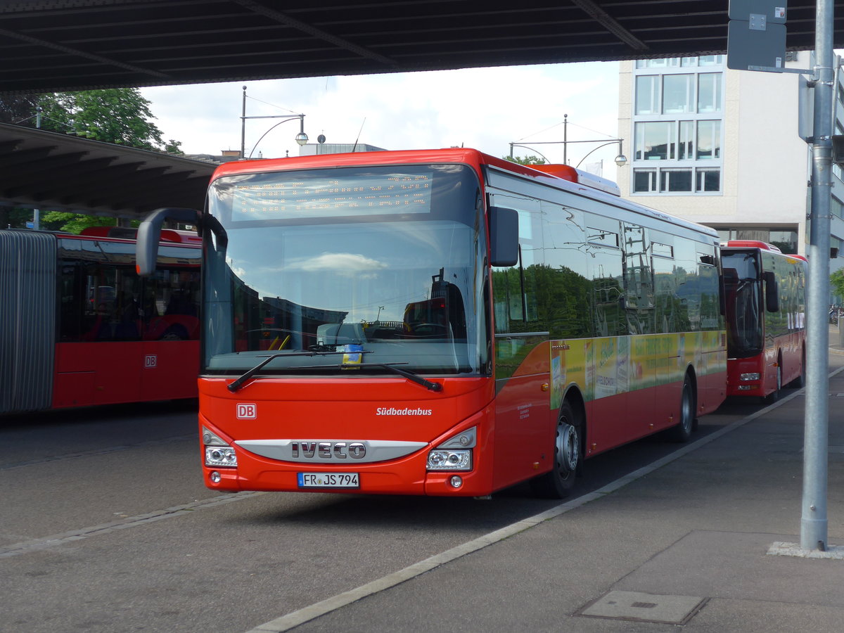 (194'098) - SBG Freiburg - FR-JS 794 - Iveco am 18. Juni 2018 beim Bahnhof Freiburg